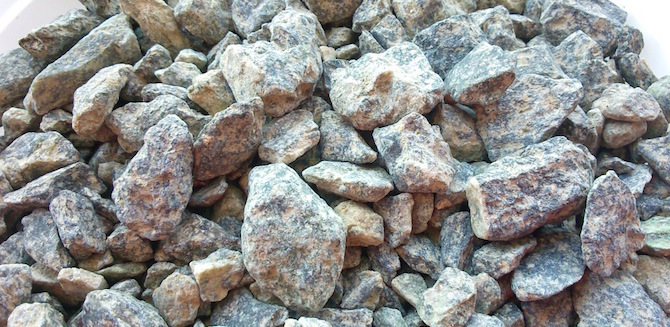 Drobljeni kamen i šljunak iz gustih stijena