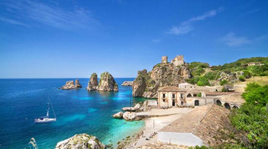 Ilitalijansko ime grčkog ostrva u mediteranskom moru. Ono što se nudi turistima mediteranskog ostrva. Sredozemno more na mapi svijeta sa zemljama oko njega