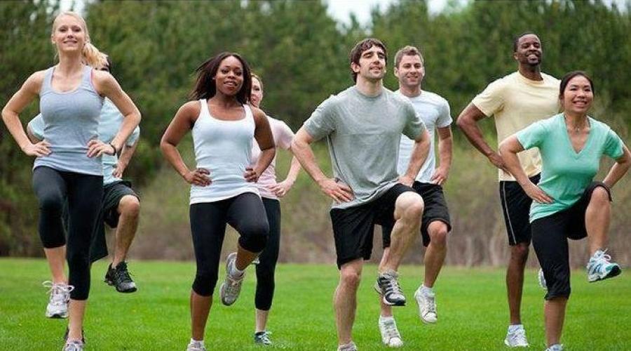 Trčanje s visokim podizanjem. Vježbe za trčanje. Koji mišići da treniraju za pokretanje tehničkog i bržeg. Prednosti i nedostaci trčanja na licu mjesta